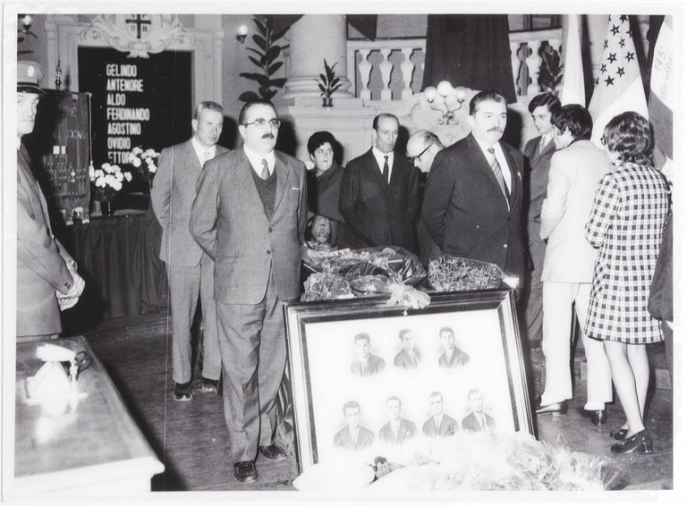 Gattatico-Reggio Emilia, 27-30 marzo 1970, Funerali di Alcide Cervi, camera ardente di Alcide nella Sala del Tricolore di Reggio Emilia, picchetto d'onore